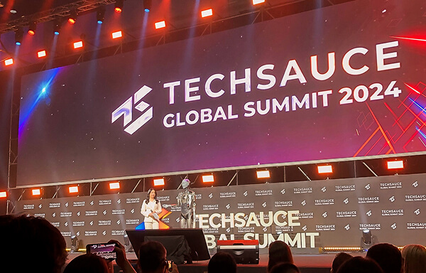 TECHSAUCE GLOBAL SUMMIT 2024のステージで、スピーカーが登壇している。